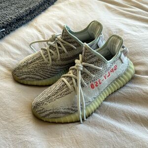 Worn women’s Yeezy size 7! Good condition!